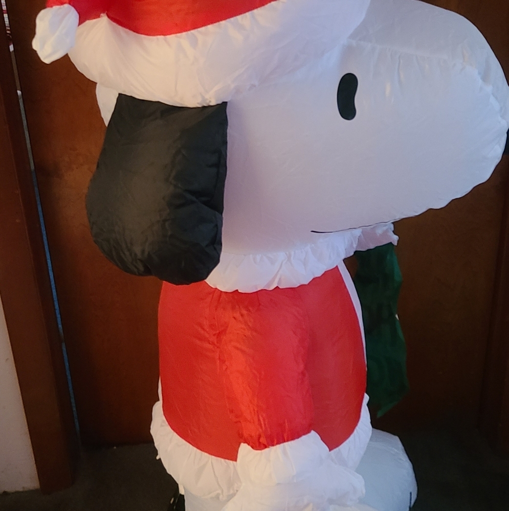 SNOOPY PEANUTS  INFLATABLE CHRISTMAS 4 FOOT INDOOR DECORATION